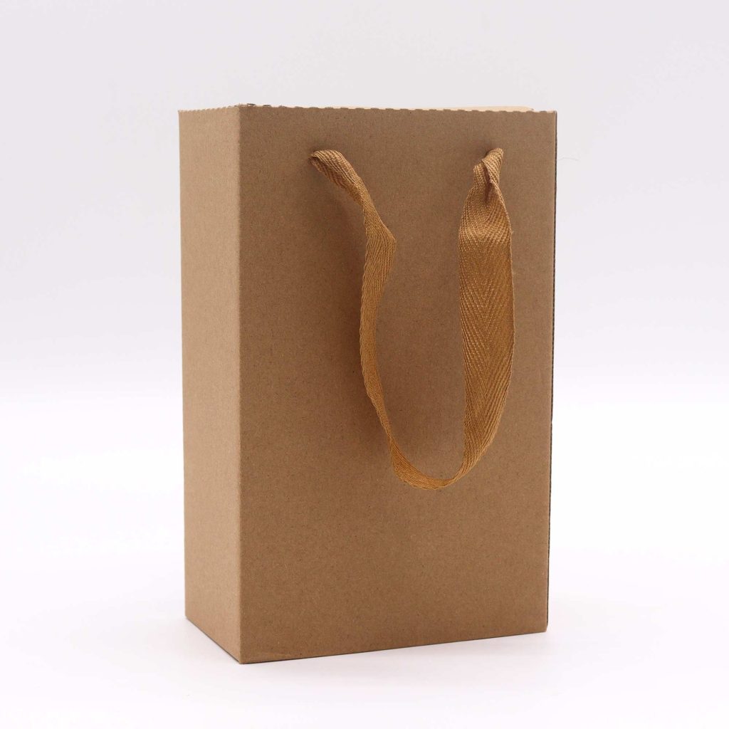 Service à thé théière et quatre tasses, vue de trois quarts