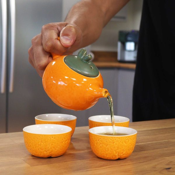 Service à thé théière et quatre tasses, vue de profil, bec à gauche
