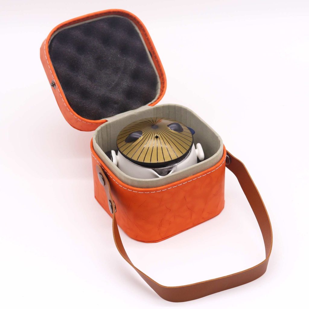 Service à thé de voyage deux tasses coffret de voyage, vue de trois quarts
