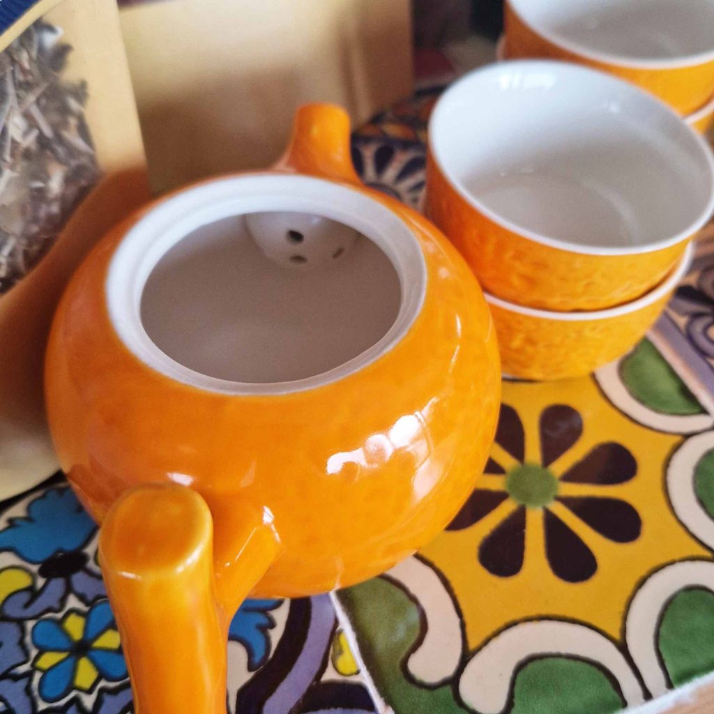 Service à thé théière et quatre tasses, détail du couvercle et de l’anse