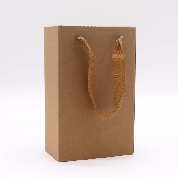 Service à thé théière et quatre tasses, vue de profil, bec à gauche