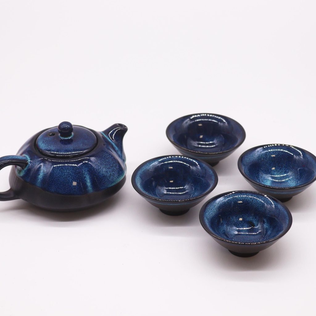 Service à thé théière et quatre tasses, vue de trois quarts