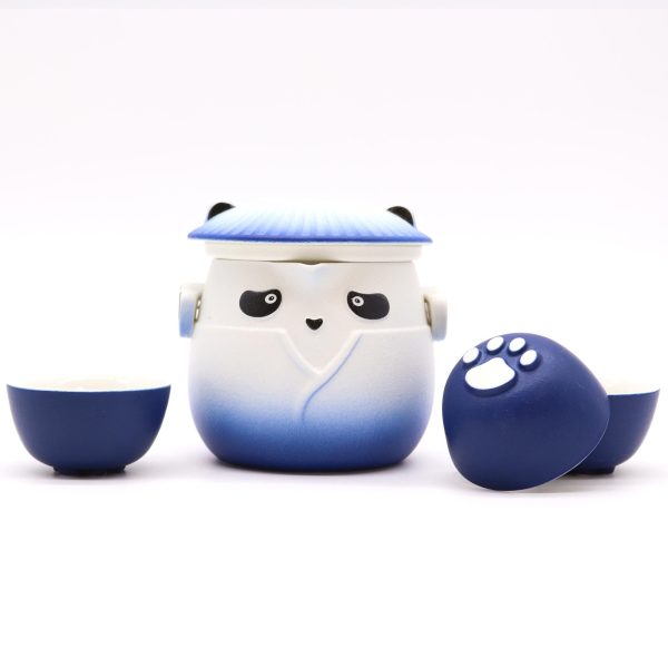 Service à thé trois tasses – bleu ciel, mise en situation sur une table