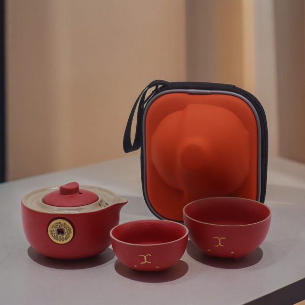 Service à thé de voyage deux tasses coffret de voyage rouge, vue de profil, bec à gauche