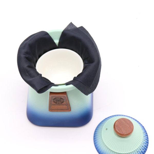 Service à thé trois tasses – bleu, mise en situation sur une table