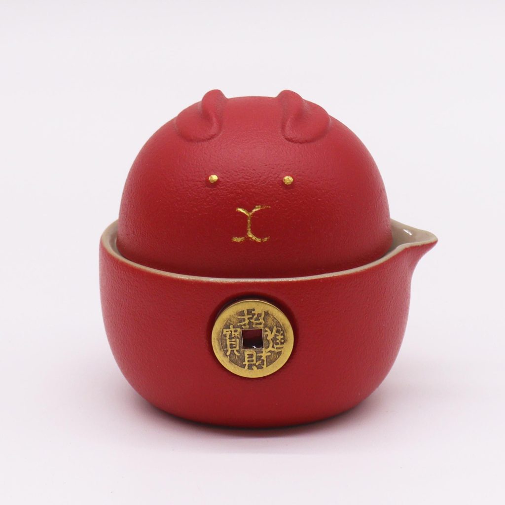 Service à thé de voyage deux tasses coffret de voyage rouge, vue de trois quarts