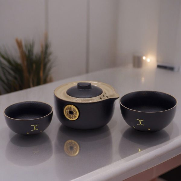 Service à thé de voyage deux tasses coffret de voyage noir, vue de profil, bec à gauche