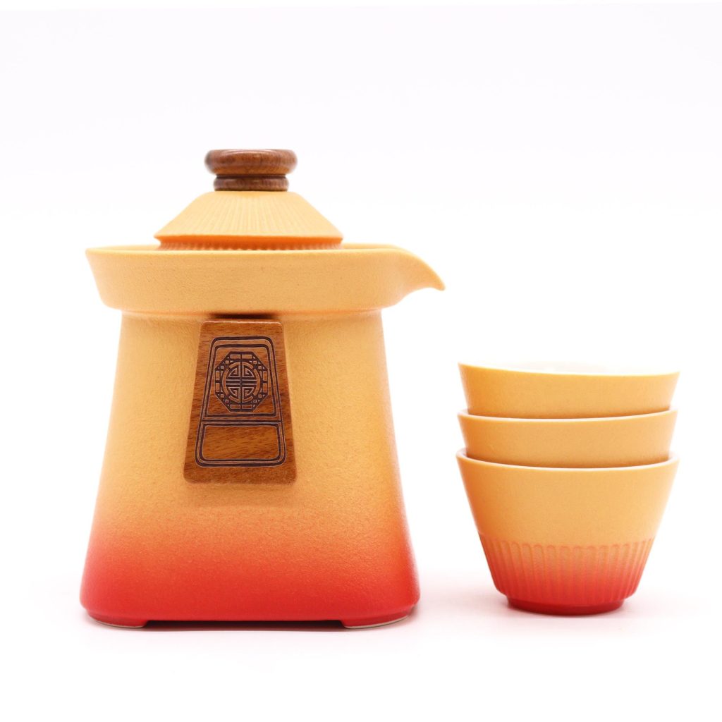 Service à thé trois tasses – terre orangée, vue de trois quarts