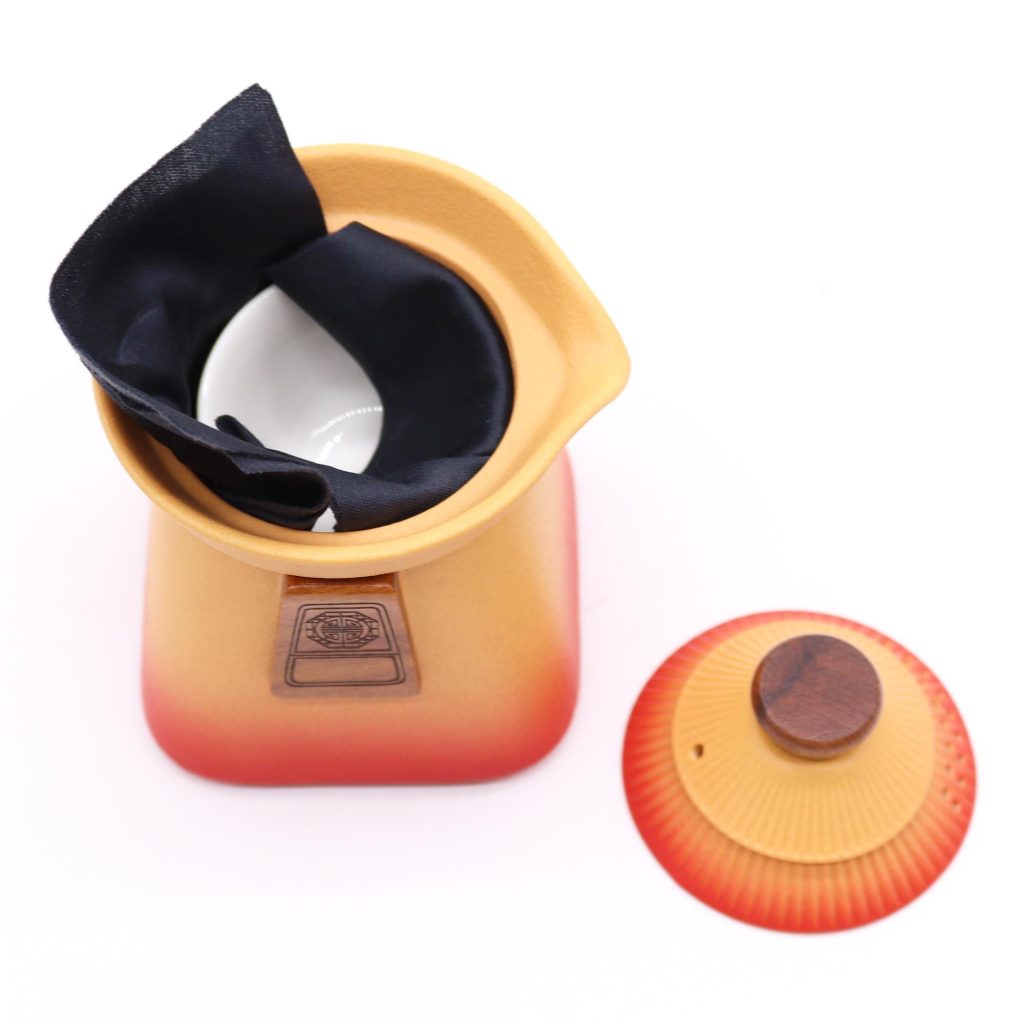 Service à thé trois tasses – terre orangée, détail du couvercle et de l’anse