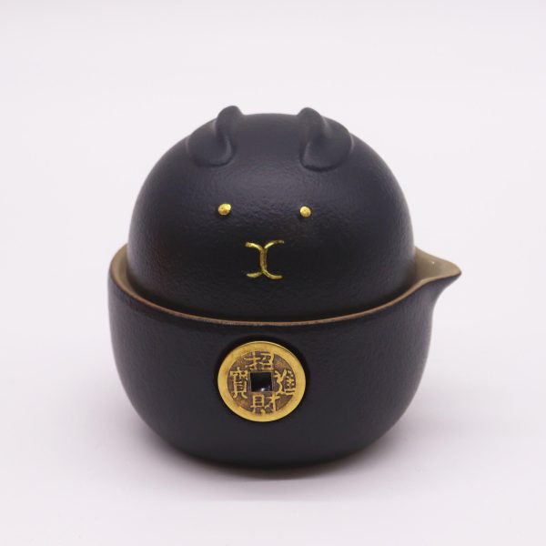Service à thé de voyage deux tasses coffret de voyage noir, mise en situation sur une table