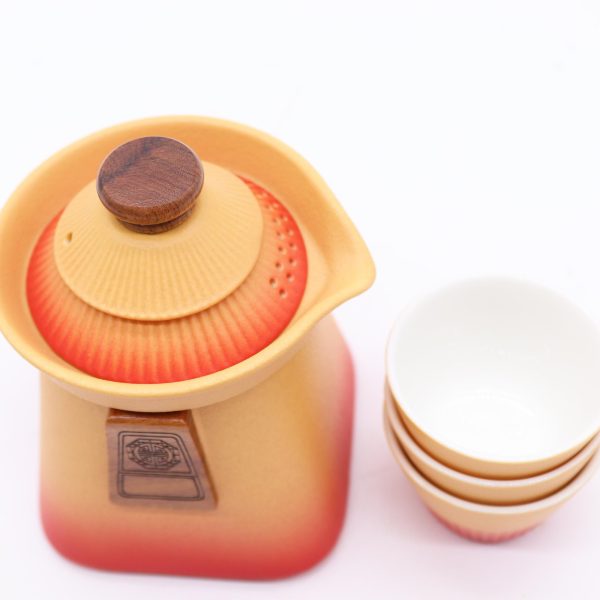 Service à thé trois tasses – terre orangée, vue de profil, bec à gauche