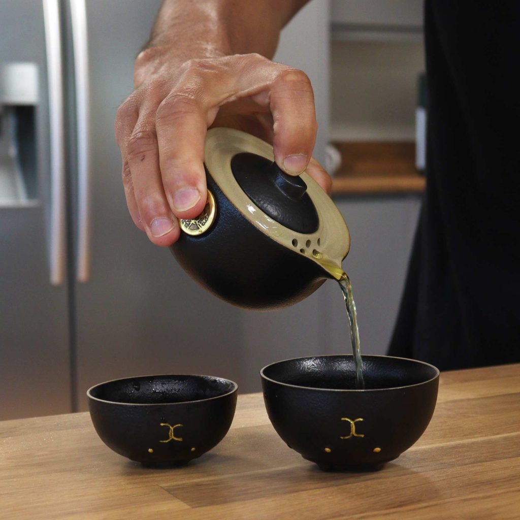 Service à thé de voyage deux tasses coffret de voyage noir, détail du couvercle et de l’anse