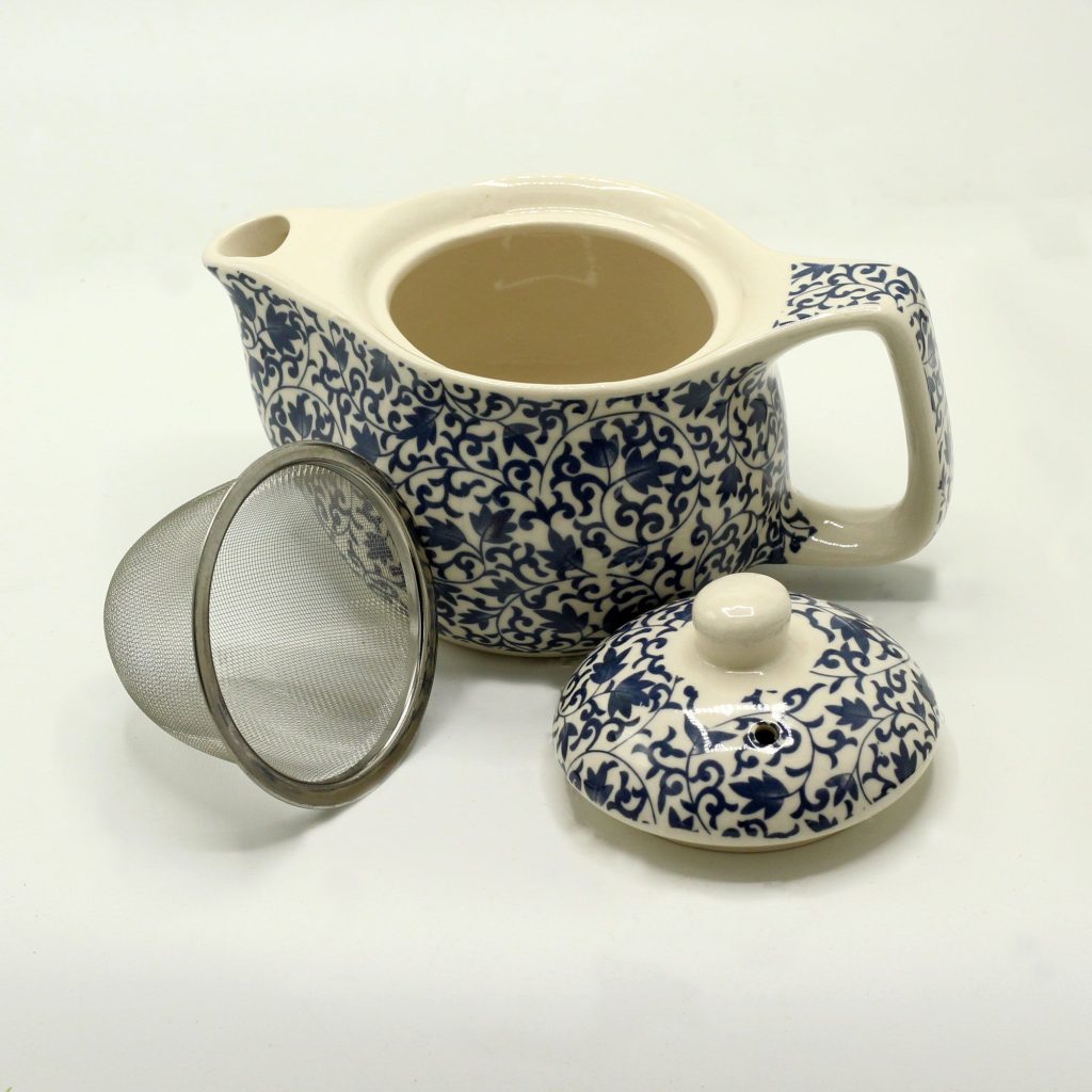 Petite théière à tisane motif bleu — Céramique et métal, vue d’ensemble
