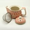 Petite théière à tisane ambre — Céramique et métal, vue d’ensemble