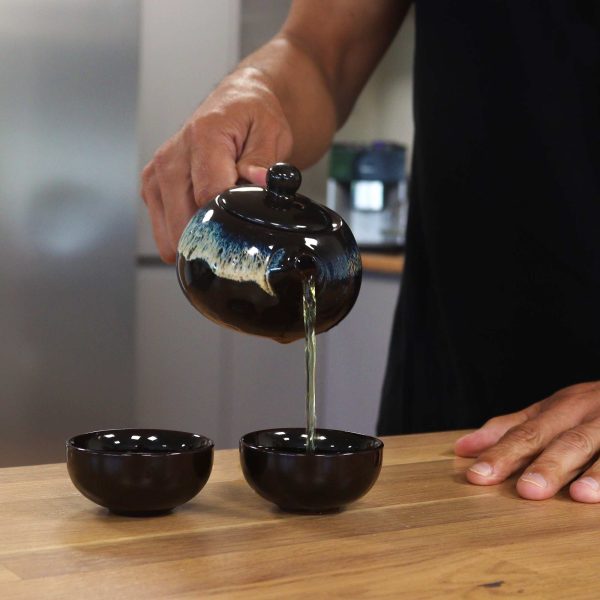 Service à thé théière et deux tasses, détail du couvercle et de l’anse