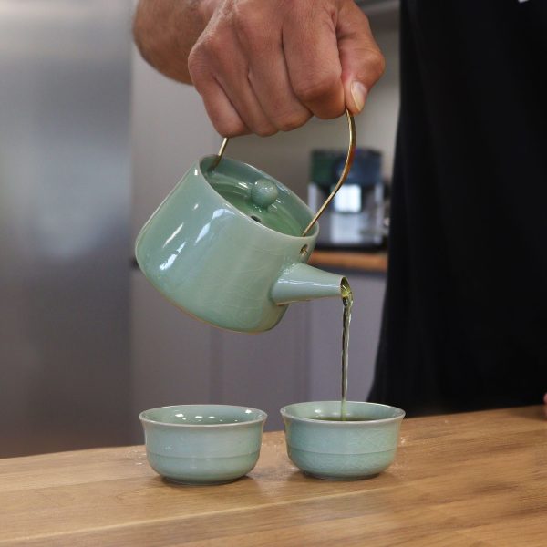 Service à thé théière et deux tasses, mise en situation sur une table