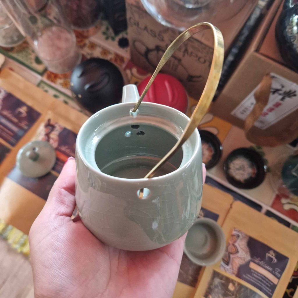Service à thé théière et deux tasses — Céramique, vue d’ensemble
