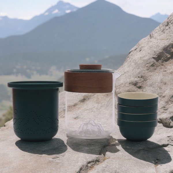 Service à thé de voyage quatre tasses coffret de voyage, mise en situation sur une table