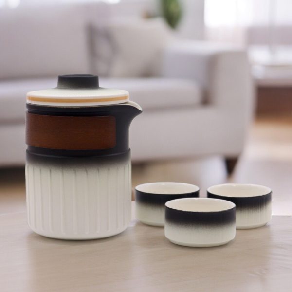 Service à thé de voyage trois tasses coffret de voyage, mise en situation sur une table