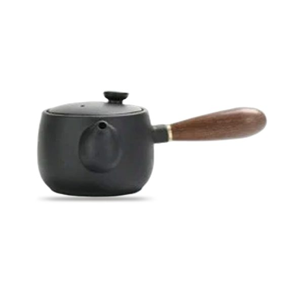 Théière en poterie noire — anse latérale, quatre modèles, sur fond blanc