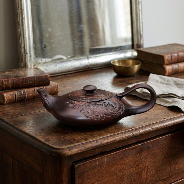 Théière en poterie du Yunnan 170 ml — dragon en relief, sur une commode ancienne