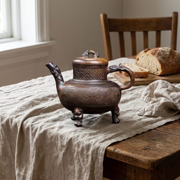 Théière de Yixing 280 ml — cuisson au four-dragon, sur une table de salle à manger en noyer