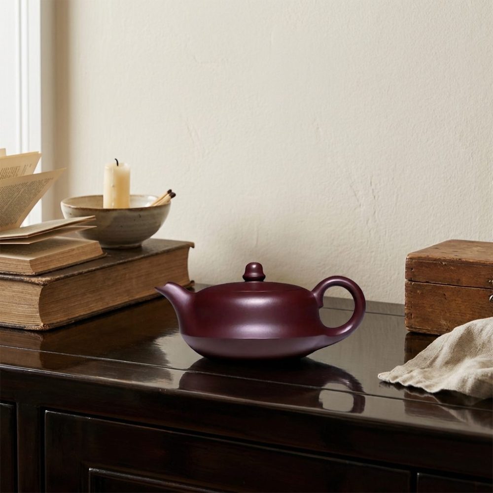 Théière de Yixing 260 ml — panse pleine, sans décor, sur une console laquée