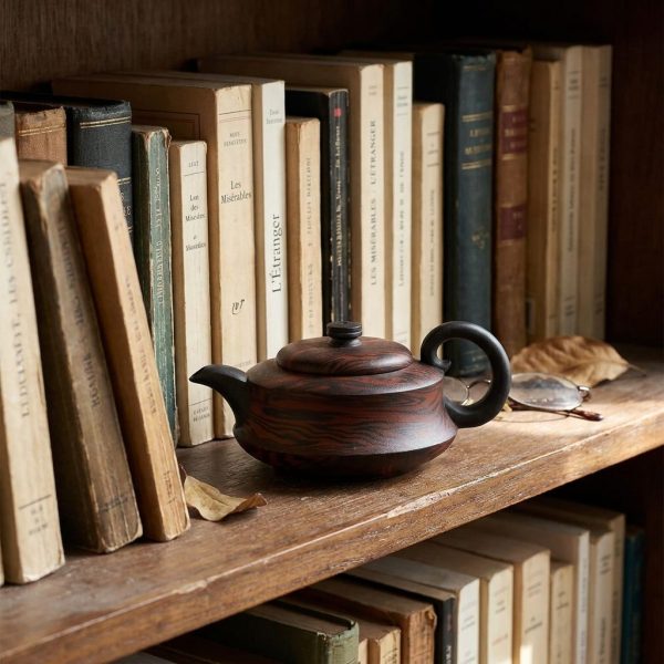 Théière de Yixing 280 ml — argile veinée, sur une étagère de bibliothèque