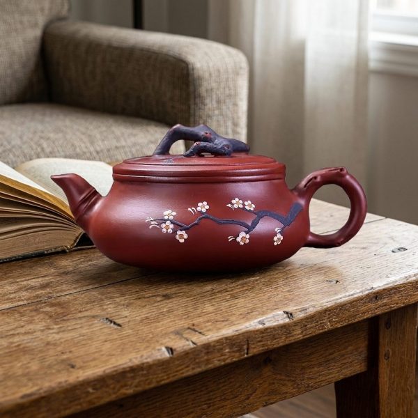 Théière de Yixing 290 ml — fleurs de prunier, forme plate, sur une table basse en chêne