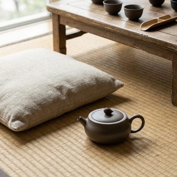 Théière de Yixing 160 ml — très petite panse, sur un tatami