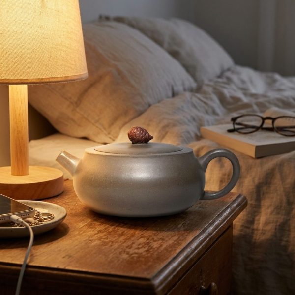 Théière de Yixing 160 ml — très petite panse, sur une table de chevet, le soir
