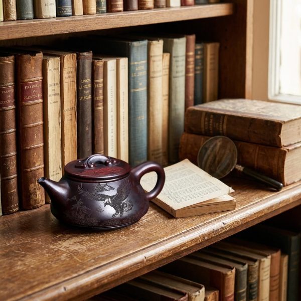 Théière de Yixing 310 ml — oiseau perché, sur une étagère de bibliothèque