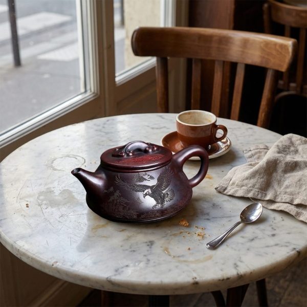 Théière de Yixing 310 ml — oiseau perché, sur une table de bistrot en marbre