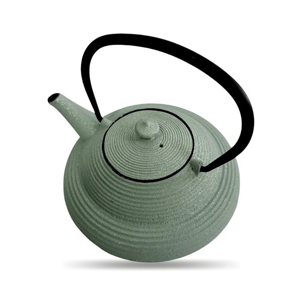 Théière en fonte 850 ml — patine verte, filtre inox, sur fond blanc