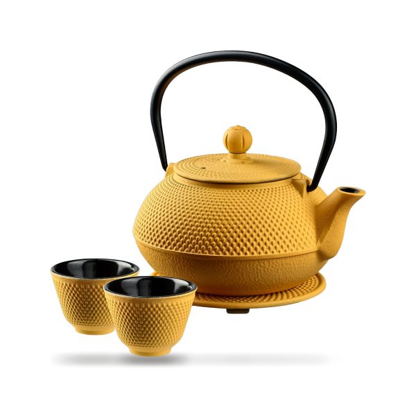 Théière en fonte 850 ml — jaune, deux tasses assorties, sur fond blanc
