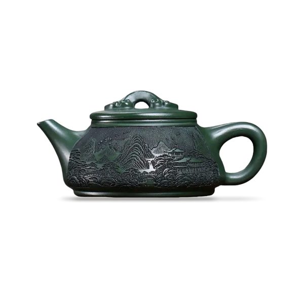 Théière de Yixing 340 ml — paysage gravé, argile verte, sur fond blanc