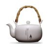 Théière en porcelaine blanche 680 ml — anse d’arceau, sur fond blanc