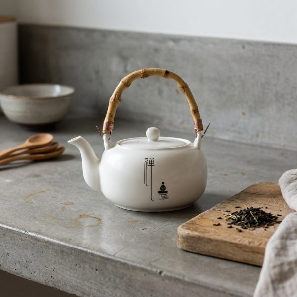 Théière en porcelaine blanche 680 ml — anse d’arceau, sur un plan de travail en béton ciré