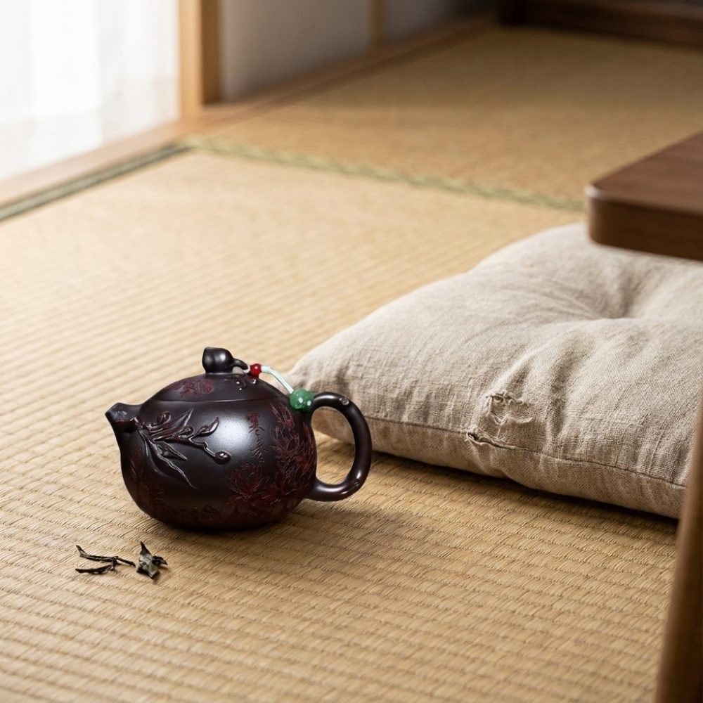 Théière de Yixing 280 ml — pêche sculptée, sur un tatami