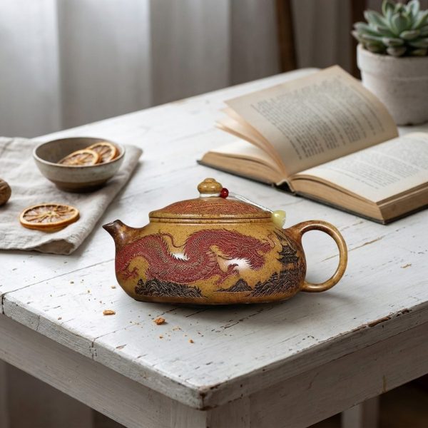 Théière de Yixing 300 ml — dragon en relief, sur une table blanche