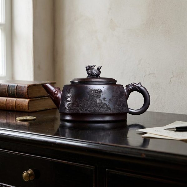 Théière de Yixing 320 ml — dragon gravé, sur une console laquée