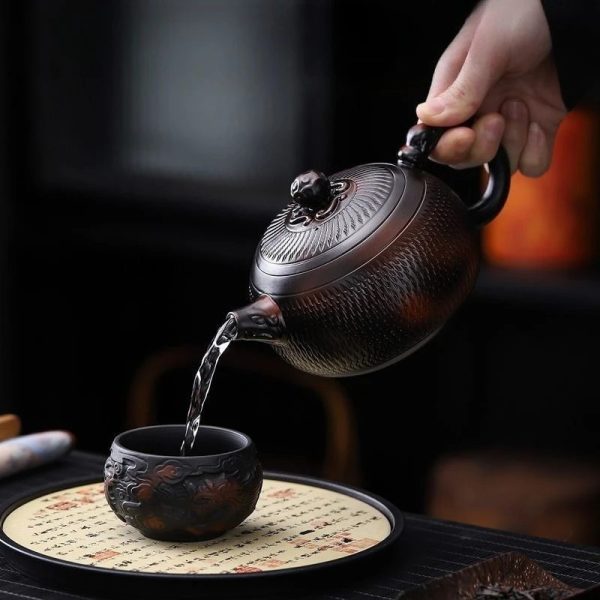 Une tasse assortie de 100 ml, posée sur un sous-tasse