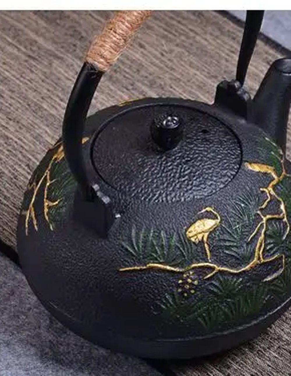 Théière en fonte 1,2 L, décor de pin incrusté d'or et de vert, vue de trois quarts