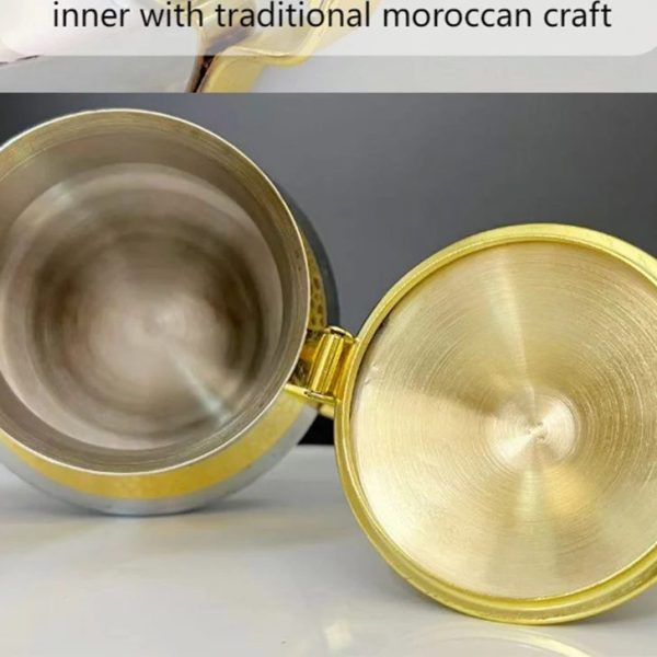 Intérieur de la théière en inox et revers du couvercle doré