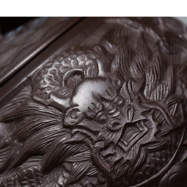 Détail du dragon sculpté en relief dans l'argile de la panse