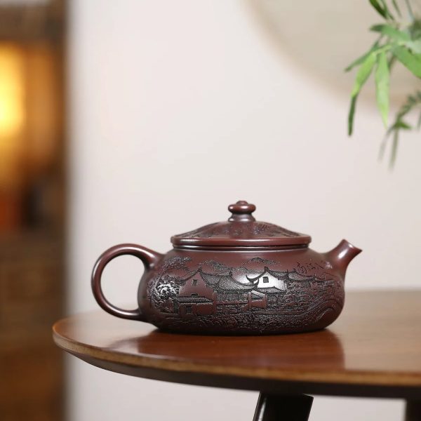 La théière Yixing posée sur une table basse en bois