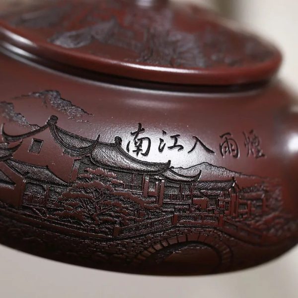 Détail du décor sculpté et de la calligraphie gravée sur la panse de la théière